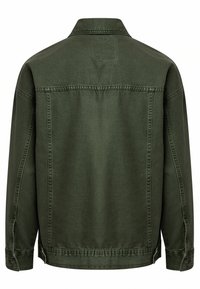 Grøn denimjakke med klassisk krave, knaplukning ved håndleddene og en sømløs ryg, som har en glat tekstur og en skræddersyet pasform.