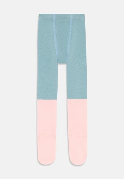 Kneehøye strømper med en lys blå øverste del og pastellrosa nederste del. Laget av myk strikket stoff med en glatt tekstur.