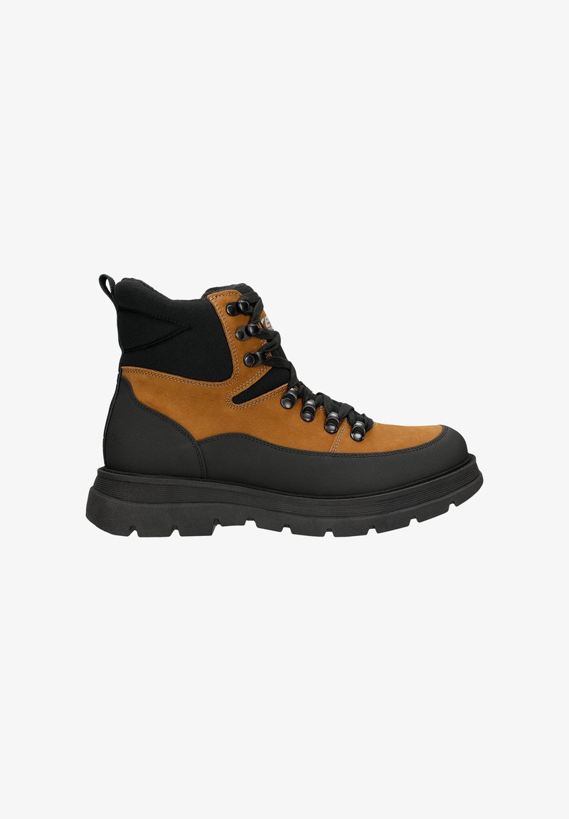 Bruine en zwarte wandelschoen met een bovenwerk van suede, een gevoerde kraag, metalen oogjes en een geprofileerde rubberen zool. Heeft contrasterende zijpanelen.