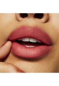 MAC POWDER KISS LIPSTICK - Leppestift - sheer outrage