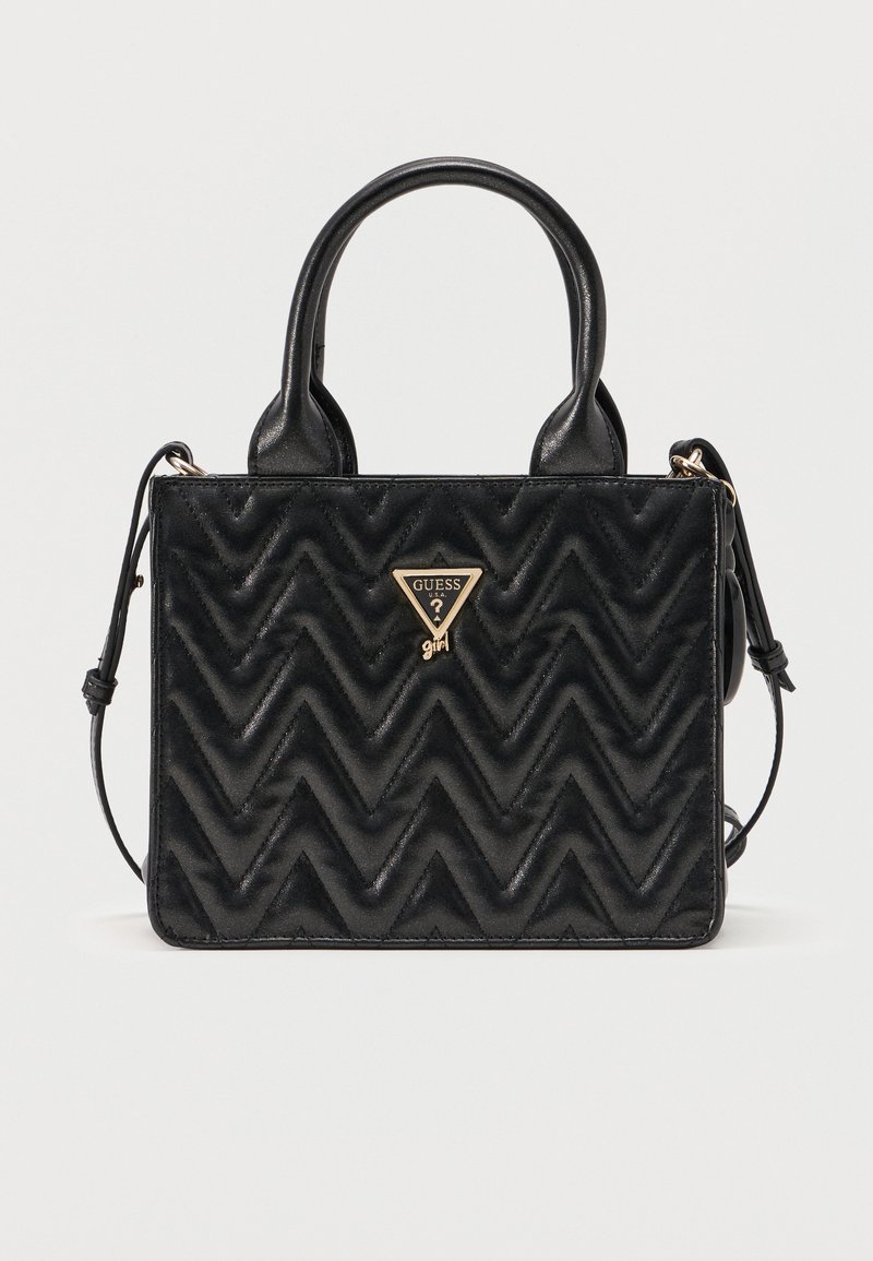 Μαύρη καπιτονέ τσάντα χειρός με ζιγκ-ζαγκ σχέδια, δύο λαβές, αποσπώμενο λουράκι ώμου και χρυσό λογότυπο Guess Girl στο κέντρο μπροστά.