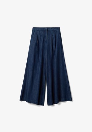 Pantaloni in denim blu scuro a gamba larga, con vita alta, cerniera frontale e pieghe sottili, distesi su sfondo bianco.