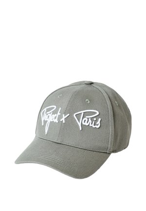 Casquette de baseball grise avec texte blanc brodé "Project x Paris" sur le devant, dotée de trous de ventilation cousus et d'une visière courbée.