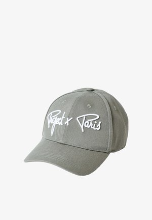 Grijze honkbalpet met witte geborduurde tekst "Project x Paris" aan de voorkant, voorzien van gestikte ventilatiegaten en een gebogen klep.