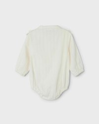 Body neonato bianco, con texture, maniche lunghe e colletto con bottoni. Presenta polsini arricciati e una vestibilità aderente in vita.