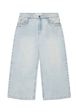 Jeans azzurri chiari a gamba larga e corta, con decorazioni di perline argento sulle tasche anteriori e chiusura con bottone in vita.