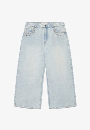 Jeans azzurri chiari a gamba larga e corta, con decorazioni di perline argento sulle tasche anteriori e chiusura con bottone in vita.