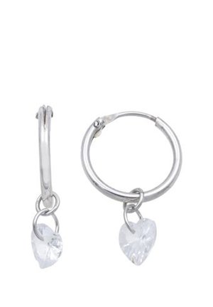 Orecchini a cerchio in argento, ciascuno con un piccolo ciondolo trasparente a forma di cuore appeso sotto.