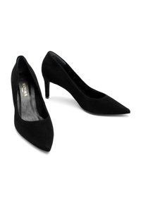 Czarne zamszowe szpilki z wyostrzonym czubkiem i smukłym obcasem. Wnętrze ma gładką teksturę, oznaczone "ESTHINA."