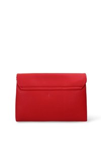 Borsa clutch in pelle rossa con texture liscia, forma rettangolare e chiusura a patta. Nessuna ferramenta o caratteristiche aggiuntive visibili.