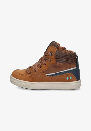 Bruine leren hoge sneakers met gaasaccenten, tan kleurige veters, witte rubberen zool en blauwe details aan de zijkant. Geprofileerde materialen gebruikt.