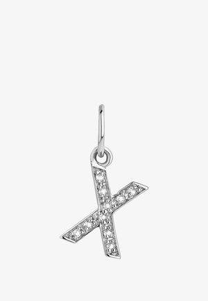 Charm plateado en forma de "X", adornado con pequeños cristales transparentes; presenta un lazo para su sujeción, acabado brillante y diseño geométrico.