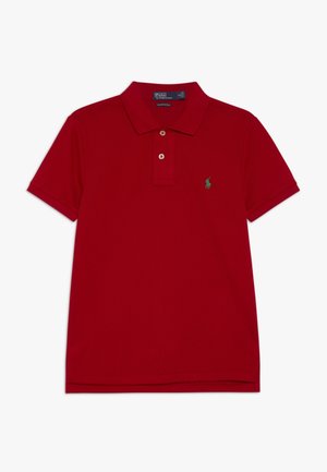 Polo rojo de manga corta con dos botones y un pequeño logo verde bordado en el pecho izquierdo.
