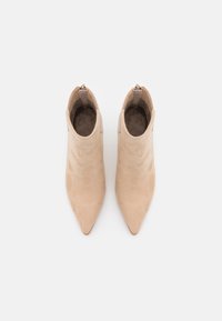 Laura Biagiotti Stivaletti con tacco - off-white