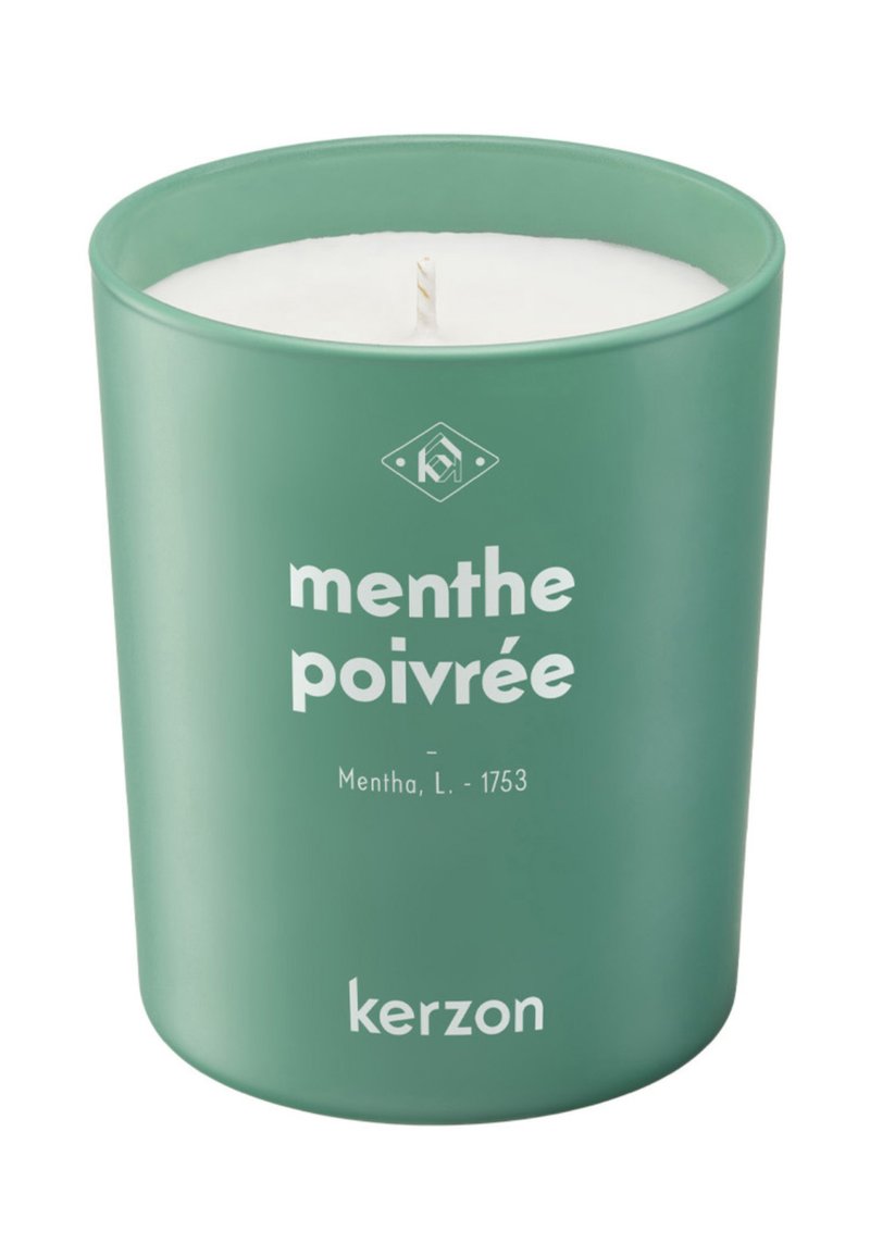 Grüne zylindrische Kerze mit glatter, matter Oberfläche. Weißes Wachs im Inneren, ausgestattet mit einem einzelnen Docht. Das Etikett zeigt "menthe poivrée" und "kerzon."