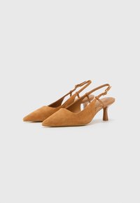 Vaaleanruskeat mokkanahka slingback-korkokengät, joissa on terävä kärki ja matala lohkokorko. Ominaisuuksiin kuuluu minimalistinen muotoilu ja ohut nilkkaremmi, joka pitää kengät paikoillaan.