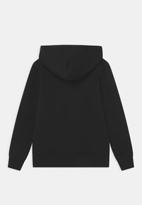 Sudadera negra con mangas largas, puños acanalados y dobladillo, mostrada desde la parte posterior sobre un fondo blanco.