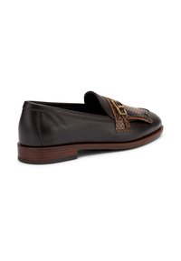 Mocassino in pelle marrone con suola in legno, caratterizzato da una fascia in pelle con texture a serpente e dettagli in oro sulla parte superiore.