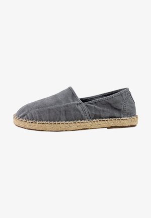 Sive epoletne espadrille s đitkom od jute. Dizajn na slip-on i glatka tekstura, s niskim ovratnikom i minimalnim detaljima šivanja.