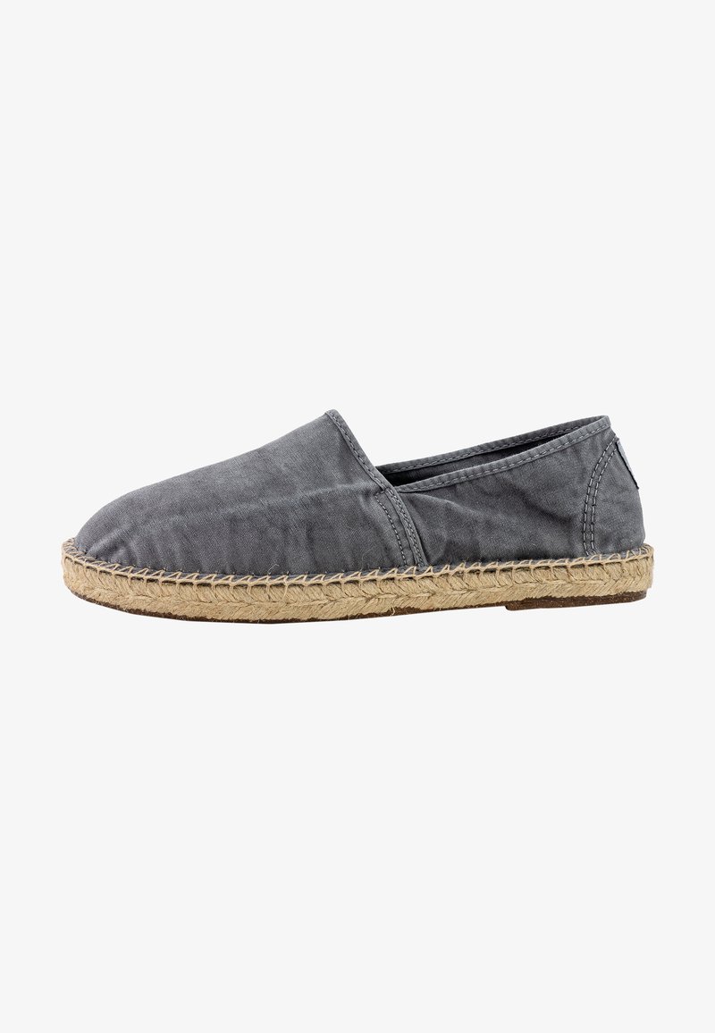 Sive epoletne espadrille s đitkom od jute. Dizajn na slip-on i glatka tekstura, s niskim ovratnikom i minimalnim detaljima šivanja.