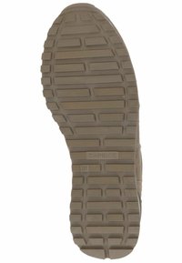 Suola di una scarpa, materiale in gomma testurizzato, colore beige chiaro, con un motivo a griglia e profonde scanalature per la trazione. Marcata "CAPRICE 37."