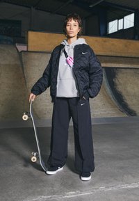 Nike Sportswear W NSW ESSNTL WVN BMR JKT IGNI - Bomber stiliaus striukė - black