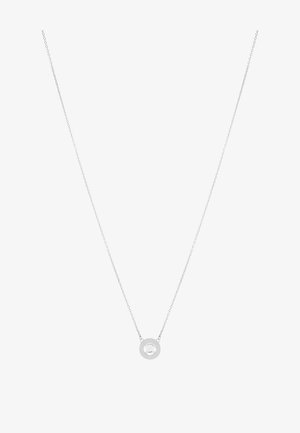 Sølvhjælp med en fin kæde og en cirkulær vedhæng med en central klar sten. Minimalistisk design og glat tekstur.