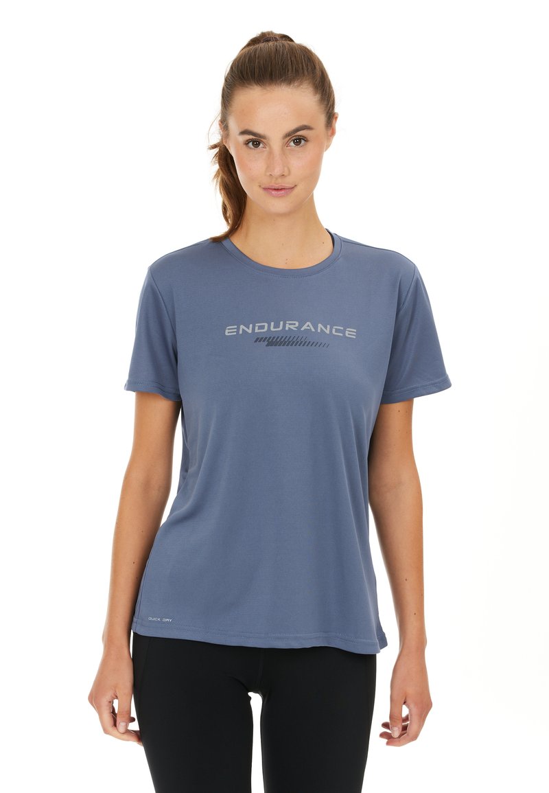 Blå atletisk t-shirt med korte ærmer, rund halsudskæring og reflekterende "ENDURANCE" tekst på fronten. Fremstillet af hurtigtørrende materiale.