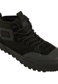 Svart mid-top sneakers som har en kombination av mocka och syntetiska material, texturerad gummisula och ett framträdande snörningssystem.