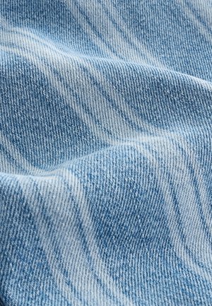 Next REGULAR FIT - SLOUCH - Farmer rövidnadrágok - blue stripe