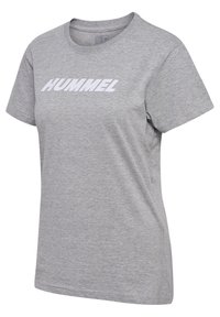 Hellgraues kurzärmeliges T-Shirt mit Rundhalsausschnitt und weißem "HUMMEL"-Logo mittig auf der Brust, leicht seitlich dargestellt.