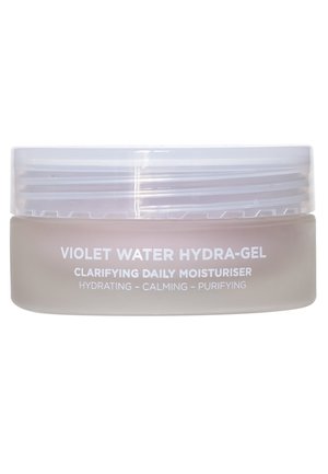Pot transparent givré de gel hydratant quotidien clarifiant Violet Water Hydra-Gel, étiqueté comme hydratant, apaisant, purifiant, avec un bouchon à vis transparent.