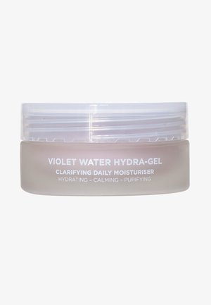 Pot transparent givré de gel hydratant quotidien clarifiant Violet Water Hydra-Gel, étiqueté comme hydratant, apaisant, purifiant, avec un bouchon à vis transparent.