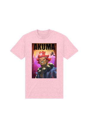 T-shirt rose présentant un graphisme coloré d'Akuma aux cheveux rouges, grand collier de perles et texte « AKUMA Street Fighter » en haut.