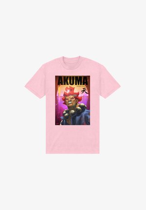 Roze T-shirt met een kleurrijke afbeelding van Akuma met rood haar, grote kralenketting en de tekst "AKUMA Street Fighter" erboven.