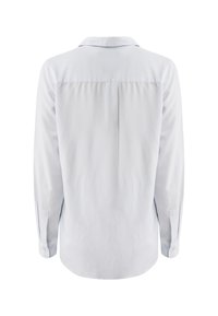 Vit långärmad skjorta, bakvy. Klassisk krage, rak skärning, slät textur, enkla knappmanchetter och en central söm bak.