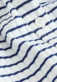 Valimata, white stripe