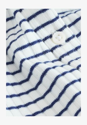 Balts audums ar zilām horizontālām svītrām, ribota tekstūra un redzams balts pogas detalizējums. Tuvplāna skats, kas izceļ materiālu un rakstu.