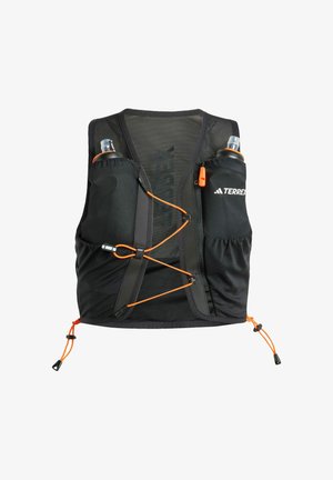Colete de corrida preto com textura em malha, tiras elásticas, dois bolsos frontais para garrafas de água e detalhes em laranja para ajustabilidade.