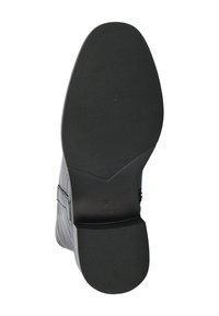 Zwarte schoenzool met een getextureerd rubber oppervlak, iets verhoogde hak en gecontourde rand. Kenmerkt een glad bovenmateriaal met gestikte accenten.