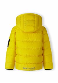Veste doudoune jaune avec capuche, présentant une texture matelassée, un patch noir sur la manche et un logo "MNT///97" dans le bas du dos.
