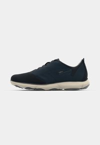 Marineblaue Sneaker mit einem schlanken Design, aus synthetischen Materialien gefertigt. Verfügt über eine leichte Sohle und elastische Schnürsenkel für ein einfaches Anziehen.