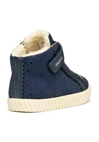 Granatowe buty wojskowe z gwiezdnym wzorem, rzepem i kremowym sztucznym futrem w środku. Posiadają teksturowaną skórę i żebrowaną gumową podeszwę.
