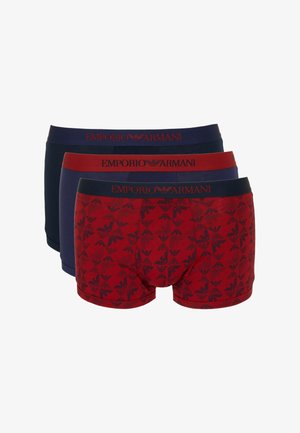 Set di tre boxer da uomo: blu navy, rosso con motivo logo nero e rosso uniforme. Fasce elastiche in vita con logo "Emporio Armani".