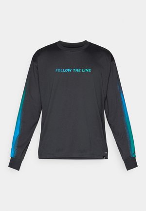 Zwart shirt met lange mouwen met de tekst "FOLLOW THE LINE" in turquoise. Bevat blauwe gradient accenten op de mouwen en een ronde hals.