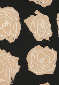 Czarny background z dużymi, abstrakcyjnymi beżowymi różami obrysowanymi na biało. Design zawiera nieregularne kształty wokół motywów kwiatowych.