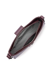 Borsa a tracolla in pelle bordeaux con apertura con zip; texture liscia e interno grigio; presenta una tasca singola e dettagli in metallo argentato.