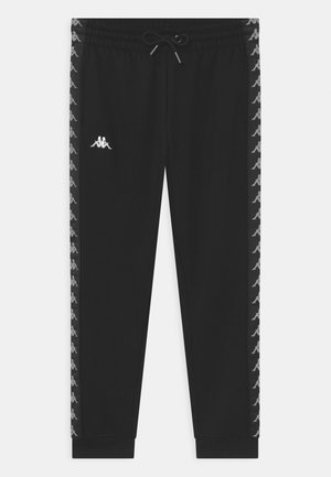 Pantalones jogger negros con franjas laterales que presentan figuras repetidas del logo en blanco, cintura elástica con cordón negro y puños acanalados.