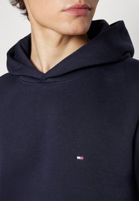 Tommy Hilfiger FLAG LOGO - Treniņtērps - desert sky