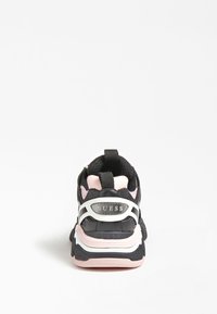 Baskets noires et roses avec une tige texturée, des accents blancs et un logo réfléchissant sur le talon. Semelle arrondie et rembourrée.